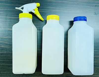     Botella, bote y cubos